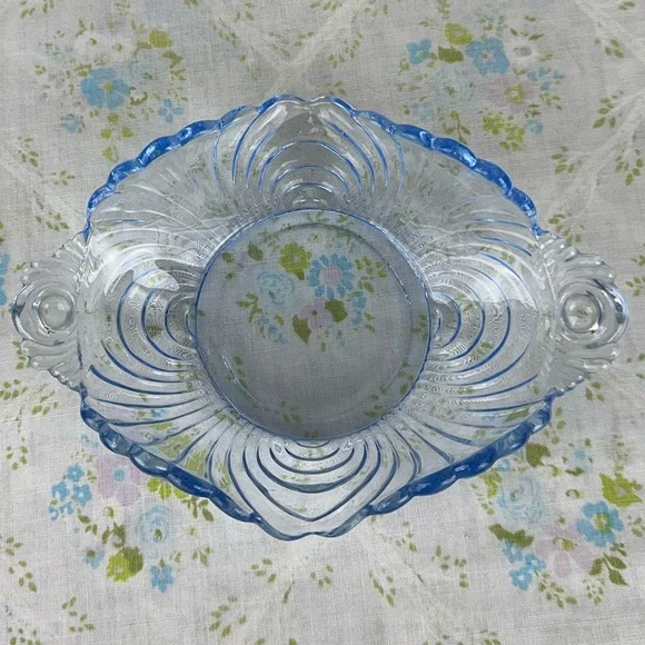 Adorable Vintage Periwinkle Blue Glass Trinket Dish - Picture 5 of 7